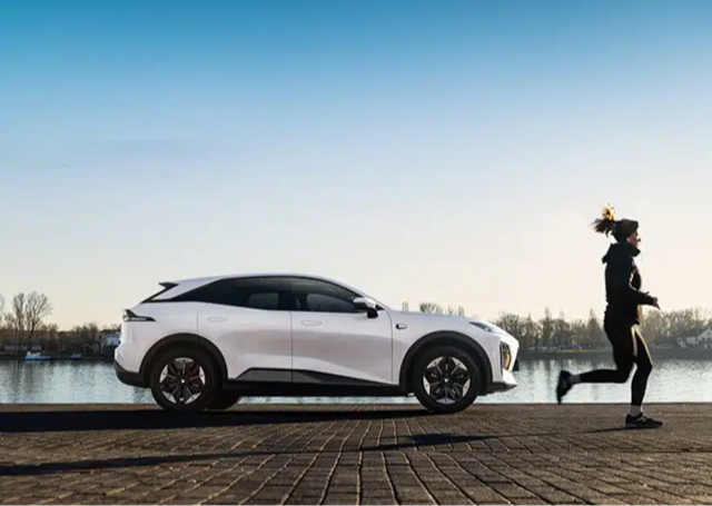 SUV eléctrico Changan Deepal S07 blanco junto a un lago, con una mujer corriendo al lado